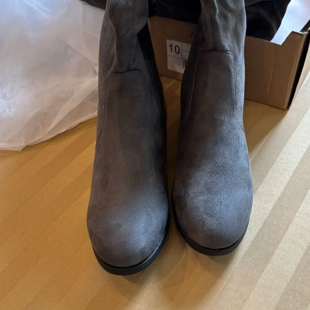 NWT/NIB (10) Mount Gray Suede Knee-High Tall Boots Low Heel
